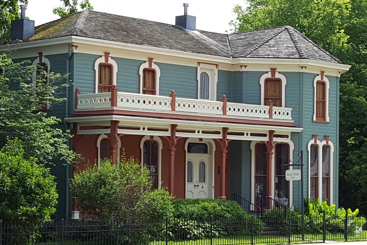 Landscape Photography of Gray and Brown 2 Storey House